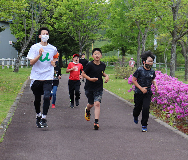 公園内の道路を走る子供達
