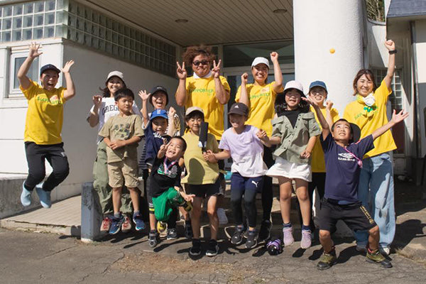 20人程度の子供と大人の集合写真