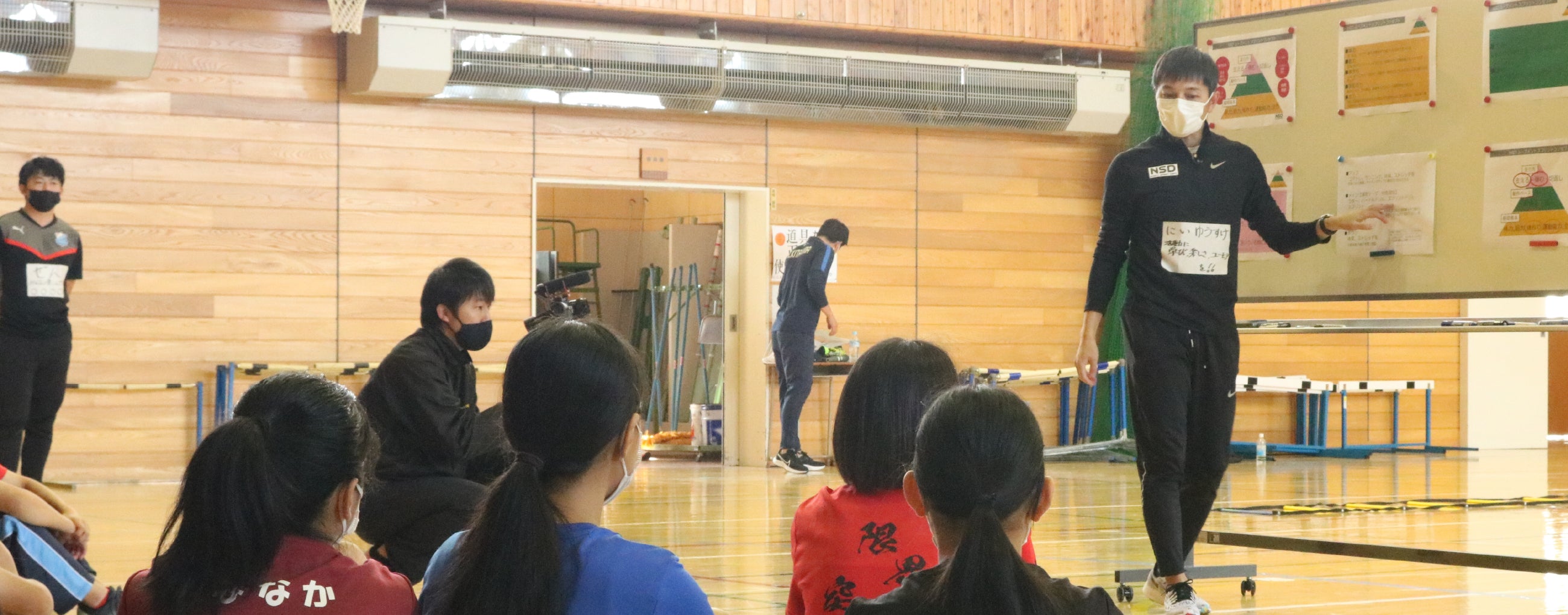 子供達に指導するアスリート