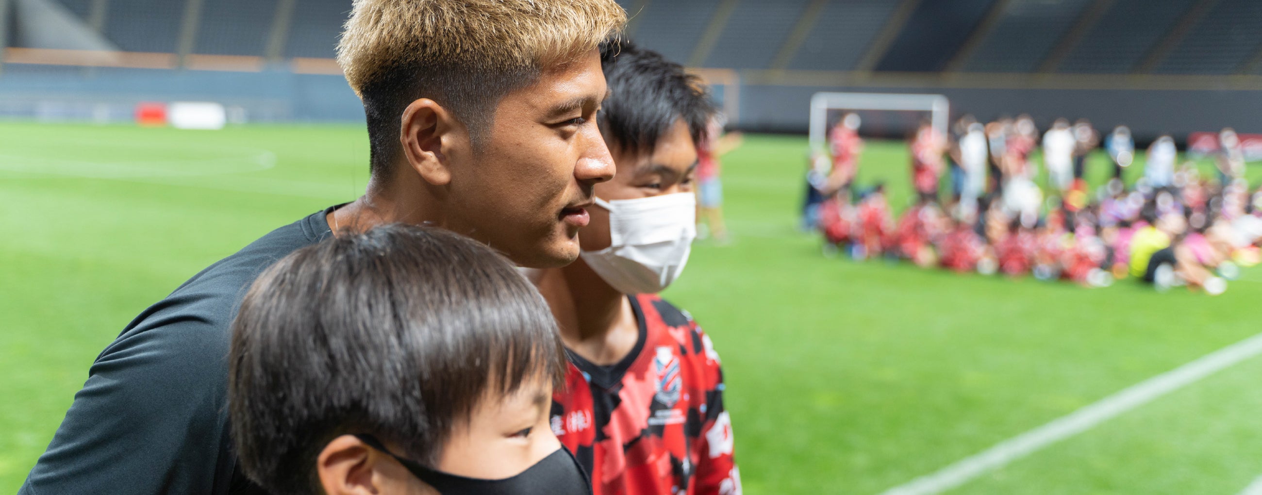 子供と記念撮影する選手