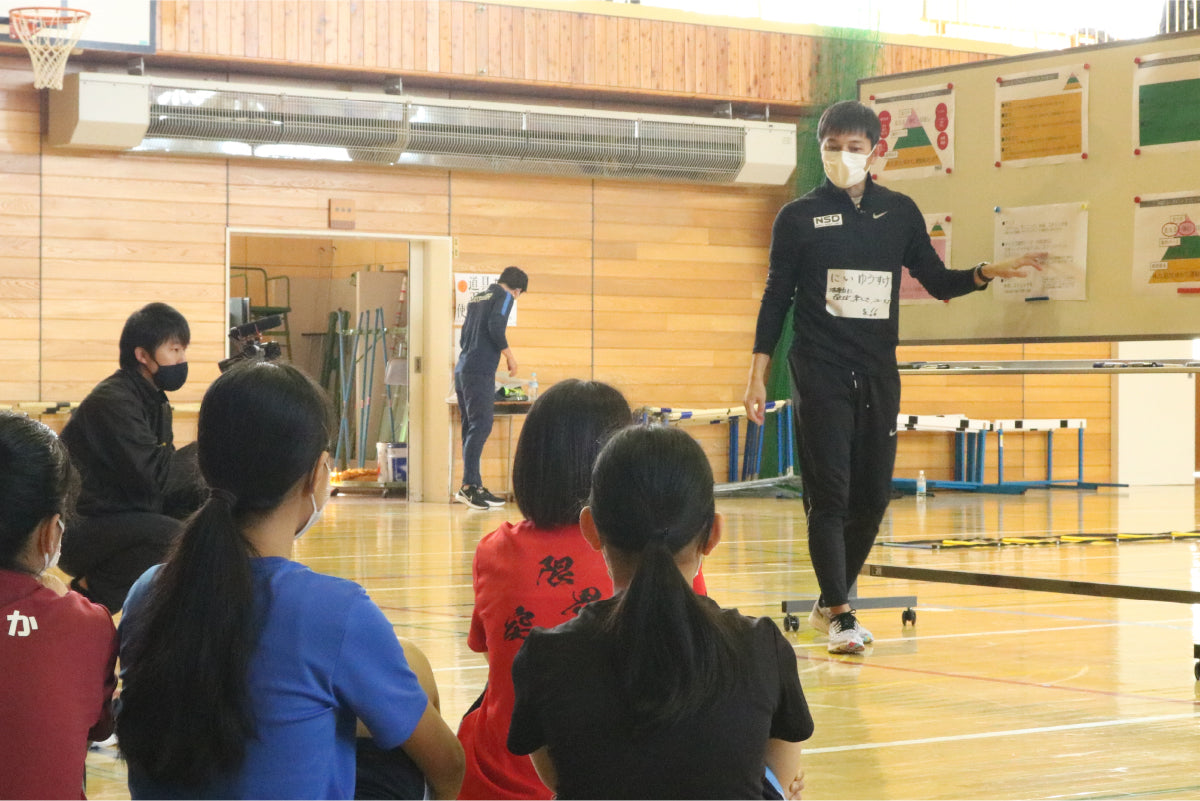 子供達に指導するアスリート