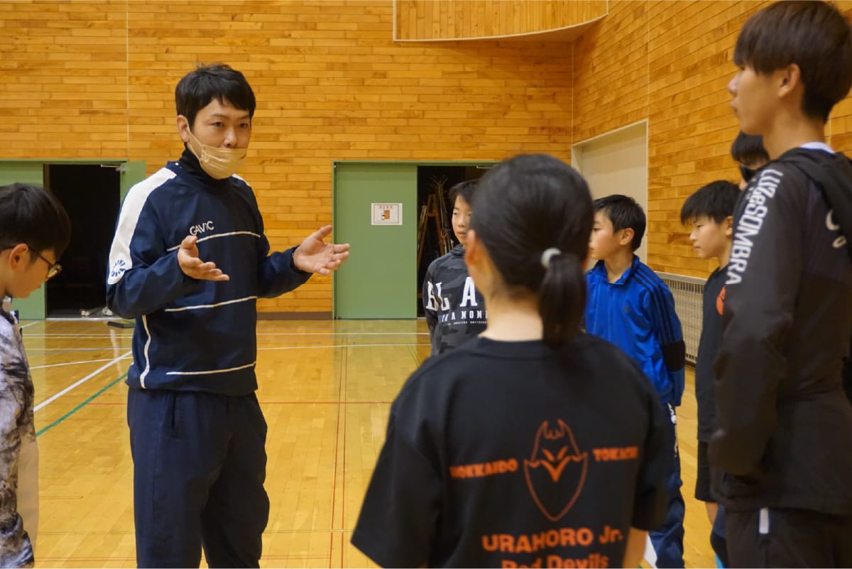 子供達に指導する指導員