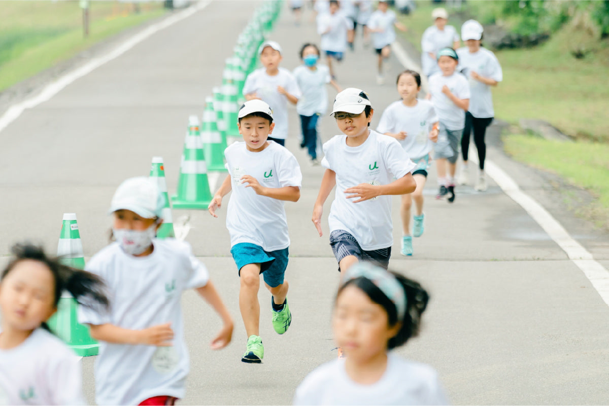 走る子供達