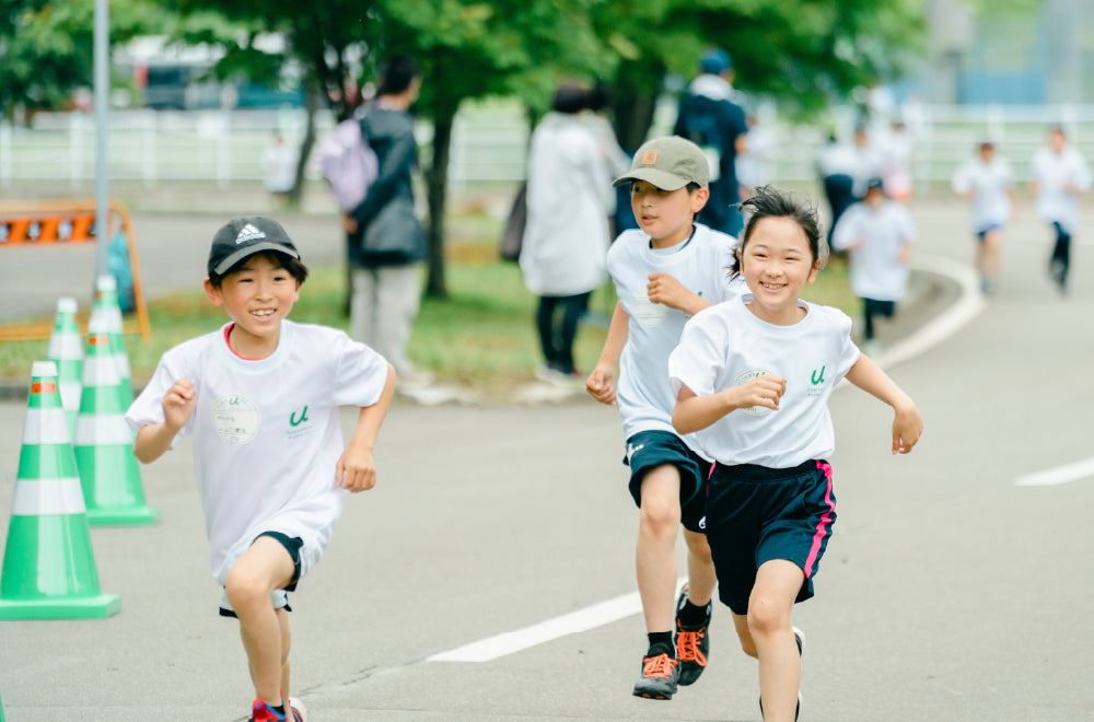 笑顔で走る子供達