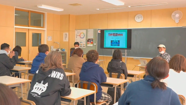 教室でレクチャーをうける保護者たち